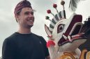 Seorang wisatawan dari luar negeri diawik-awik setelah di sembeq (sc.)