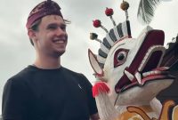 Seorang wisatawan dari luar negeri diawik-awik setelah di sembeq (sc.)
