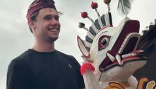 Seorang wisatawan dari luar negeri diawik-awik setelah di sembeq (sc.)