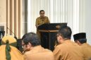 Bupati Lombok Timur, Haerul Warisin, memberikan arahan kepada para camat, lurah, dan kepala desa dalam sosialisasi Peraturan Daerah Nomor 6 Tahun 2023 tentang Pajak dan Retribusi Daerah di Ruang Rapat Utama II Kantor Bupati, Selasa (14/7/2026). Pada kesempatan itu, ia meminta aparatur menggali potensi objek pajak baru di wilayah masing-masing guna mengejar realisasi penerimaan yang baru mencapai 50,26 persen dari target tahun 2026. (Foto: Lombokini.com).