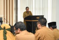 Bupati Lombok Timur, Haerul Warisin, memberikan arahan kepada para camat, lurah, dan kepala desa dalam sosialisasi Peraturan Daerah Nomor 6 Tahun 2023 tentang Pajak dan Retribusi Daerah di Ruang Rapat Utama II Kantor Bupati, Selasa (14/7/2026). Pada kesempatan itu, ia meminta aparatur menggali potensi objek pajak baru di wilayah masing-masing guna mengejar realisasi penerimaan yang baru mencapai 50,26 persen dari target tahun 2026. (Foto: Lombokini.com).