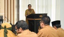 Bupati Lombok Timur, Haerul Warisin, memberikan arahan kepada para camat, lurah, dan kepala desa dalam sosialisasi Peraturan Daerah Nomor 6 Tahun 2023 tentang Pajak dan Retribusi Daerah di Ruang Rapat Utama II Kantor Bupati, Selasa (14/7/2026). Pada kesempatan itu, ia meminta aparatur menggali potensi objek pajak baru di wilayah masing-masing guna mengejar realisasi penerimaan yang baru mencapai 50,26 persen dari target tahun 2026. (Foto: Lombokini.com).