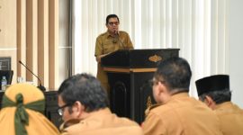 Bupati Lombok Timur, Haerul Warisin, memberikan arahan kepada para camat, lurah, dan kepala desa dalam sosialisasi Peraturan Daerah Nomor 6 Tahun 2023 tentang Pajak dan Retribusi Daerah di Ruang Rapat Utama II Kantor Bupati, Selasa (14/7/2026). Pada kesempatan itu, ia meminta aparatur menggali potensi objek pajak baru di wilayah masing-masing guna mengejar realisasi penerimaan yang baru mencapai 50,26 persen dari target tahun 2026. (Foto: Lombokini.com).