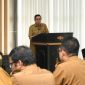 Bupati Lombok Timur, Haerul Warisin, memberikan arahan kepada para camat, lurah, dan kepala desa dalam sosialisasi Peraturan Daerah Nomor 6 Tahun 2023 tentang Pajak dan Retribusi Daerah di Ruang Rapat Utama II Kantor Bupati, Selasa (14/7/2026). Pada kesempatan itu, ia meminta aparatur menggali potensi objek pajak baru di wilayah masing-masing guna mengejar realisasi penerimaan yang baru mencapai 50,26 persen dari target tahun 2026. (Foto: Lombokini.com).