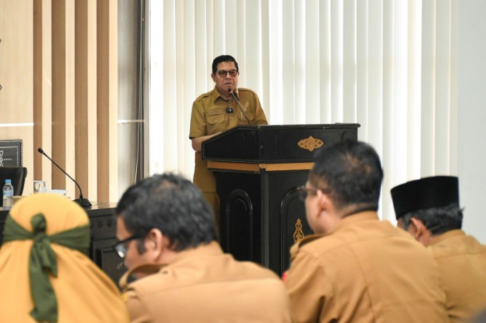 Bupati Lombok Timur, Haerul Warisin, memberikan arahan kepada para camat, lurah, dan kepala desa dalam sosialisasi Peraturan Daerah Nomor 6 Tahun 2023 tentang Pajak dan Retribusi Daerah di Ruang Rapat Utama II Kantor Bupati, Selasa (14/7/2026). Pada kesempatan itu, ia meminta aparatur menggali potensi objek pajak baru di wilayah masing-masing guna mengejar realisasi penerimaan yang baru mencapai 50,26 persen dari target tahun 2026. (Foto: Lombokini.com).