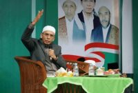 Ketua Umum PB NWDI, Dr. KH. Muhammad Zainul Majdi, menyampaikan tausiyah pada peringatan Hultah ke-79 Pondok Pesantren Darul Muttaqien (PPDM) NWDI di Lombok Timur, Ahad 26 Juli 2026. (Foto: Lombokini.com).