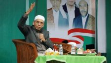 Ketua Umum PB NWDI, Dr. KH. Muhammad Zainul Majdi, menyampaikan tausiyah pada peringatan Hultah ke-79 Pondok Pesantren Darul Muttaqien (PPDM) NWDI di Lombok Timur, Ahad 26 Juli 2026. (Foto: Lombokini.com).