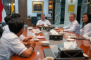 Gubernur NTB H. Lalu Muhammad Iqbal menyambut audiensi Pengurus Serikat Media Siber Indonesia (SMSI) Provinsi NTB di ruang kerjanya, Rabu 15 Juli 2026). (Foto: Lombokini.com/Dok. SMSI NTB).

