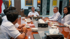 Gubernur NTB H. Lalu Muhammad Iqbal menyambut audiensi Pengurus Serikat Media Siber Indonesia (SMSI) Provinsi NTB di ruang kerjanya, Rabu 15 Juli 2026). (Foto: Lombokini.com/Dok. SMSI NTB).
