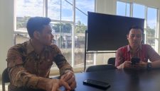 Staf Bidang Pengembangan Koleksi, Pengolahan, dan Konservasi Bahan Perpustakaan Dinas Perpustakaan Lotim, Muta'al saat diwawancarai (dok. Zan)