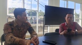 Staf Bidang Pengembangan Koleksi, Pengolahan, dan Konservasi Bahan Perpustakaan Dinas Perpustakaan Lotim, Muta'al saat diwawancarai (dok. Zan)