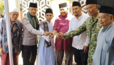 Pengurus Masjid Al Amanah Embung Papak, Selong, meluncurkan ATM Beras digital untuk menyalurkan Zakat, Infak, dan Sedekah (ZIS) di Kelurahan Selong, Lombok Timur, pada Selasa 25 Agustus 2026. (Foto: Lombokini.com)