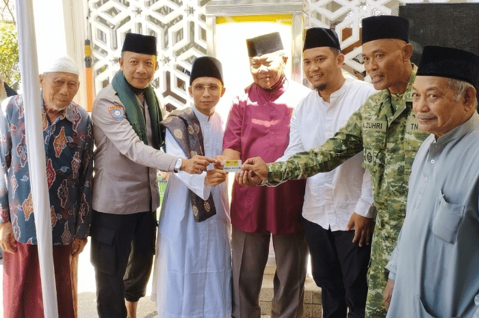 Pengurus Masjid Al Amanah Embung Papak, Selong, meluncurkan ATM Beras digital untuk menyalurkan Zakat, Infak, dan Sedekah (ZIS) di Kelurahan Selong, Lombok Timur, pada Selasa 25 Agustus 2026. (Foto: Lombokini.com)