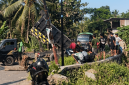 Warga Kalijaga Timur memblokir dua ruas jalan dengan batang kelapa, Ahad 16 Agustus 2026, untuk memprotes Pemda Lombok Timur yang mengingkari janji memperbaiki jalan rusak akibat truk pengangkut galian C. [Foto: Lombokini.com]