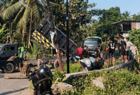Warga Kalijaga Timur memblokir dua ruas jalan dengan batang kelapa, Ahad 16 Agustus 2026, untuk memprotes Pemda Lombok Timur yang mengingkari janji memperbaiki jalan rusak akibat truk pengangkut galian C. [Foto: Lombokini.com]
