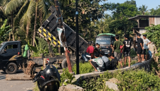 Warga Kalijaga Timur memblokir dua ruas jalan dengan batang kelapa, Ahad 16 Agustus 2026, untuk memprotes Pemda Lombok Timur yang mengingkari janji memperbaiki jalan rusak akibat truk pengangkut galian C. [Foto: Lombokini.com]