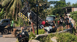 Warga Kalijaga Timur memblokir dua ruas jalan dengan batang kelapa, Ahad 16 Agustus 2026, untuk memprotes Pemda Lombok Timur yang mengingkari janji memperbaiki jalan rusak akibat truk pengangkut galian C. [Foto: Lombokini.com]