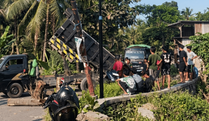 Ratusan warga Kalijaga Timur memblokir dua ruas jalan dengan batang kelapa, Ahad 16 Agustus 2026, untuk memprotes Pemda Lombok Timur yang mengingkari janji memperbaiki jalan rusak akibat truk pengangkut galian C.