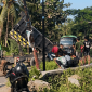 Warga Kalijaga Timur memblokir dua ruas jalan dengan batang kelapa, Ahad 16 Agustus 2026, untuk memprotes Pemda Lombok Timur yang mengingkari janji memperbaiki jalan rusak akibat truk pengangkut galian C. [Foto: Lombokini.com]