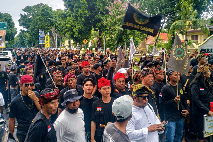 Laskar Sasak Kecam Dugaan Intimidasi oleh Onum Anggota DPD RI asal Bali, I Gusti Arya Wedakarna. (Foto: Lombokini.com/Istimewa).