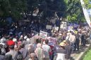 Ribuan Warga Lombok Timur Demo Polres, Tuntut Ungkap Pelaku Ujaran Kebencian terhadap Bupati, 6 Aguatus 2026. (Foto: Lombokini.com).