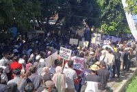 Ribuan Warga Lombok Timur Demo Polres, Tuntut Ungkap Pelaku Ujaran Kebencian terhadap Bupati, 6 Aguatus 2026. (Foto: Lombokini.com).