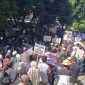 Ribuan Warga Lombok Timur Demo Polres, Tuntut Ungkap Pelaku Ujaran Kebencian terhadap Bupati, 6 Aguatus 2026. (Foto: Lombokini.com).