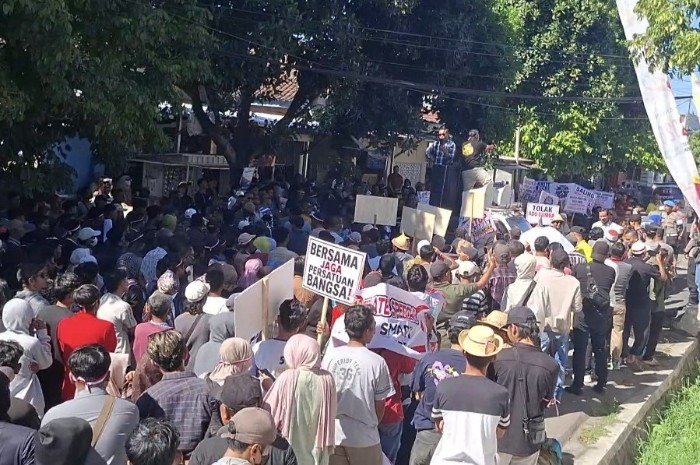 Ribuan Warga Lombok Timur Demo Polres, Tuntut Ungkap Pelaku Ujaran Kebencian terhadap Bupati, 6 Aguatus 2026. (Foto: Lombokini.com).