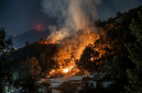 Api melahap lahan di Bukit Loco, Senggigi, Lombok Barat, Sabtu malam 29 Agustus 2026. (Foto: Lombokini.com/Rusdi)