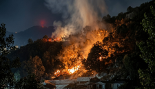 Api melahap lahan di Bukit Loco, Senggigi, Lombok Barat, Sabtu malam 29 Agustus 2026. (Foto: Lombokini.com/Rusdi)