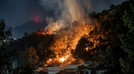 Api melahap lahan di Bukit Loco, Senggigi, Lombok Barat, Sabtu malam 29 Agustus 2026. (Foto: Lombokini.com/Rusdi)