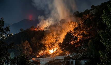 Api melahap lahan di Bukit Loco, Senggigi, Lombok Barat, Sabtu malam 29 Agustus 2026.