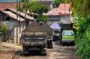 Aktivitas Truk Overload Tambang Galian C Rusak Parah Jalan di Desa Kalijaga Timur.