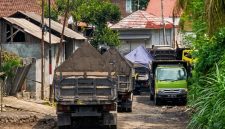 Aktivitas Truk Overload Tambang Galian C Rusak Parah Jalan di Desa Kalijaga Timur.