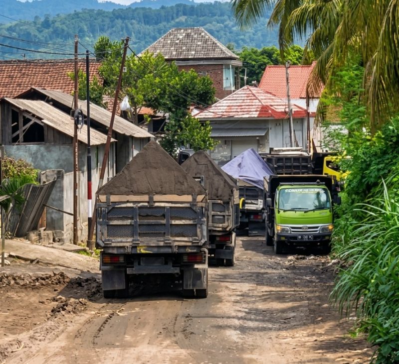 Aktivitas Truk Overload Tambang Galian C Rusak Parah Jalan di Desa Kalijaga Timur.