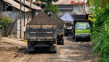 Aktivitas Dam Truck Overload Tambang Galian C Merusak Jalan Utama di Desa Kalijaga Timur. [Foto: Lombokini.com]