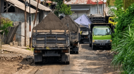 Muatan pasir yang melebihi kapasitas angkut membuat truk-truk galian C merusak jalan utama di Desa Kalijaga Timur. [Foto: Lombokini.com]