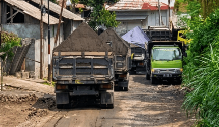 Aktivitas Truk Overload Tambang Galian C Rusak Parah Jalan Desa Kalijaga Timur.