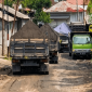 Muatan pasir yang melebihi kapasitas angkut membuat truk-truk galian C merusak jalan utama di Desa Kalijaga Timur. [Foto: Lombokini.com]