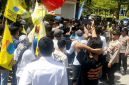 Ratusan warga Kalijaga Timur dan mahasiswa LMND-PMII mendesak Pemda Lotim memperbaiki jalan rusak akibat truk galian C dalam aksi di Kantor Bupati, Kamis 20 Agustus 2026. (Foto: Lombokini.com)