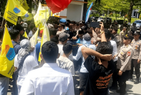 Ratusan warga Kalijaga Timur dan mahasiswa LMND-PMII mendesak Pemda Lotim memperbaiki jalan rusak akibat truk galian C dalam aksi di Kantor Bupati, Kamis 20 Agustus 2026. (Foto: Lombokini.com)