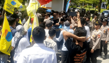 Ratusan warga Kalijaga Timur dan mahasiswa LMND-PMII mendesak Pemda Lotim memperbaiki jalan rusak akibat truk galian C dalam aksi di Kantor Bupati, Kamis 20 Agustus 2026. (Foto: Lombokini.com)