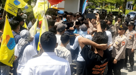 Ratusan warga Kalijaga Timur dan mahasiswa LMND-PMII mendesak Pemda Lotim memperbaiki jalan rusak akibat truk galian C dalam aksi di Kantor Bupati, Kamis 20 Agustus 2026. (Foto: Lombokini.com)