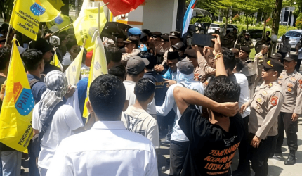 Ratusan warga Kalijaga Timur dan mahasiswa LMND-PMII mendesak Pemda Lotim memperbaiki jalan rusak akibat truk galian C dalam aksi di Kantor Bupati, Kamis 20 Agustus 2026.