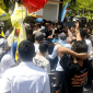 Ratusan warga Kalijaga Timur dan mahasiswa LMND-PMII mendesak Pemda Lotim memperbaiki jalan rusak akibat truk galian C dalam aksi di Kantor Bupati, Kamis 20 Agustus 2026. (Foto: Lombokini.com)