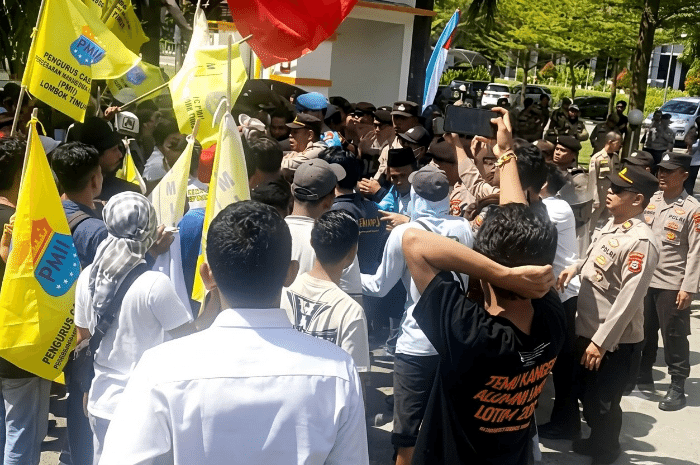 Ratusan warga Kalijaga Timur dan mahasiswa LMND-PMII mendesak Pemda Lotim memperbaiki jalan rusak akibat truk galian C dalam aksi di Kantor Bupati, Kamis 20 Agustus 2026. (Foto: Lombokini.com)