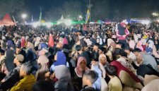 Ribuan pengunjung memadati Lapangan Barokah pada pembukaan Festival Gawe Beleq, Senin malam 17 Agustus 2026. [Foto: Lombokini.com]