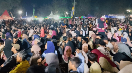 Ribuan pengunjung memadati Lapangan Barokah pada pembukaan Festival Gawe Beleq, Senin malam 17 Agustus 2026. [Foto: Lombokini.com]