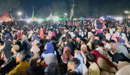 Ribuan pengunjung memadati Lapangan Barokah pada pembukaan Festival Gawe Beleq, Senin malam 17 Agustus 2026.