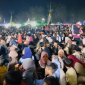 Ribuan pengunjung memadati Lapangan Barokah pada pembukaan Festival Gawe Beleq, Senin malam 17 Agustus 2026. [Foto: Lombokini.com]
